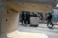 Zusammenstösse zwischen palästinensischen Jugendlichen und israelischen Soldaten am Qalandia Checkpoint im Westjordanland