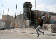 Zusammenstösse zwischen palästinensischen Jugendlichen und israelischen Soldaten am Qalandia Checkpoint im Westjordanland