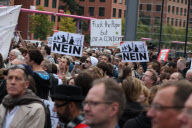 Gegen den Papstbesuch: Papstgegner demonstrieren in Berlin