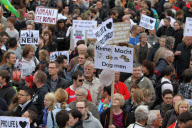 Gegen den Papstbesuch: Papstgegner demonstrieren in Berlin