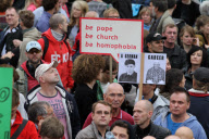 Gegen den Papstbesuch: Papstgegner demonstrieren in Berlin
