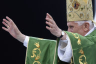 Papstbesuch: Papst Benedikt XVI hält eine Eucharistiefeier im Berliner Olympiastadion