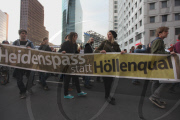 Gegen den Papstbesuch: Papstgegner demonstrieren auf dem Potsdamer Platz in Berlin