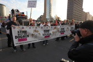 Gegen den Papstbesuch: Papstgegner demonstrieren auf dem Potsdamer Platz in Berlin