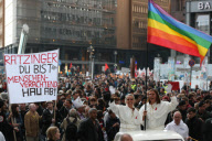 Gegen den Papstbesuch: Papstgegner demonstrieren auf dem Potsdamer Platz in Berlin