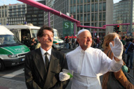 Gegen den Papstbesuch: Papstgegner demonstrieren auf dem Potsdamer Platz in Berlin