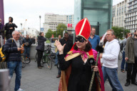 Gegen den Papstbesuch: Papstgegner demonstrieren auf dem Potsdamer Platz in Berlin