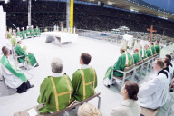 Papstbesuch: Papst Benedikt XVI hält eine Eucharistiefeier im Berliner Olympiastadion