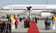Papstbesuch: Papst Benedikt XVI bei seiner Ankunft auf dem Flughafen Erfurt