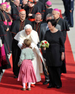 Papstbesuch: Papst Benedikt XVI bei seiner Ankunft auf dem Flughafen Erfurt