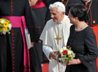 Papstbesuch: Papst Benedikt XVI bei seiner Ankunft auf dem Flughafen Erfurt