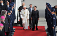 Papstbesuch: Papst Benedikt XVI bei seiner Ankunft auf dem Flughafen Erfurt