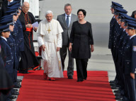 Papstbesuch: Papst Benedikt XVI bei seiner Ankunft auf dem Flughafen Erfurt