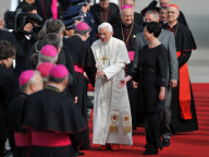 Papstbesuch: Papst Benedikt XVI bei seiner Ankunft auf dem Flughafen Erfurt
