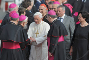 Papstbesuch: Papst Benedikt XVI bei seiner Ankunft auf dem Flughafen Erfurt