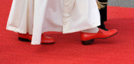 Papstbesuch: Papst Benedikt XVI bei seiner Ankunft auf dem Flughafen Erfurt