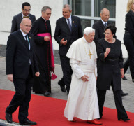 Papstbesuch: Papst Benedikt XVI bei seiner Ankunft auf dem Flughafen Erfurt