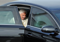 Papstbesuch: Papst Benedikt XVI bei seiner Ankunft auf dem Flughafen Erfurt