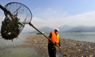 #CHINA-HUBEI-THREE GORGES DAM-FLOATING DEBRIS-CLEARING (CN)