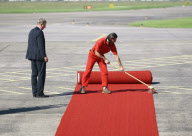 Papstbesuch: Papst Benedikt XVI bei seiner Ankunft auf dem Flughafen Lahr