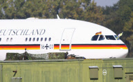 Papstbesuch: Papst Benedikt XVI bei seiner Ankunft auf dem Flughafen Lahr