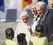 Papstbesuch: Papst Benedikt XVI bei seiner Ankunft auf dem Flughafen Lahr