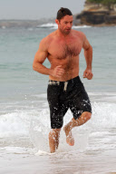 Hugh Jackman am Strand