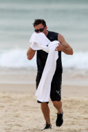 Hugh Jackman am Strand