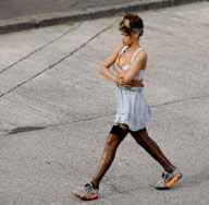 Rihanna im Jeans-BH und Strümpfen mit Laufmaschen beim Videodreh zu "We Found Love" in Belfast