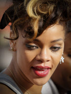 Rihanna im Jeans-BH und Strümpfen mit Laufmaschen beim Videodreh zu "We Found Love" in Belfast