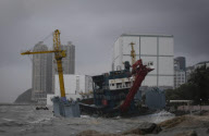 CHINA-HONG KONG-BOAT BUMPING-TYPHOON NESAT (CN)