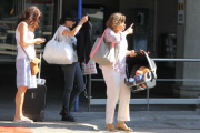 Marion cotillard arrive a l'aeroport de Nice avec son fils Marcel. Visiopix. NC/NW*