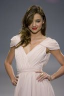 Miranda Kerr continua en Mexico esta vez en desfilando para una marca conocida
