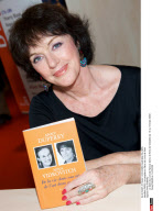 PARIS: Les peoples au Salon du Livre de Paris