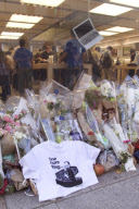Macabre Steve Jobs shirt sold in Japan