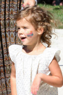 Jessica Alba takes the Girls to Coldwater Park