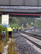 Bahn entdeckt weiteren Brandsatz: Bombenentschärfer an der Fundstelle der Strasse Adlergestell in Berlin Trettow