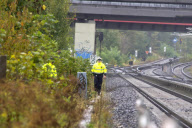 Bahn entdeckt weiteren Brandsatz: Bombenentschärfer an der Fundstelle der Strasse Adlergestell in Berlin Trettow