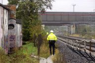 Bahn entdeckt weiteren Brandsatz: Bombenentschärfer an der Fundstelle der Strasse Adlergestell in Berlin Trettow
