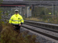 Bahn entdeckt weiteren Brandsatz: Bombenentschärfer an der Fundstelle der Strasse Adlergestell in Berlin Trettow