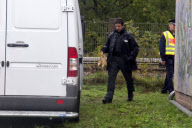 Bahn entdeckt weiteren Brandsatz: Bombenentschärfer an der Fundstelle der Strasse Adlergestell in Berlin Treptow