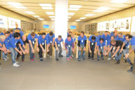 Riesiger Andrang vor dem Apple Store im Centro in Oberhausen zum Verkaufsstart des iPhone 4S