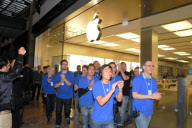 Riesiger Andrang vor dem Apple Store im Centro in Oberhausen zum Verkaufsstart des iPhone 4S