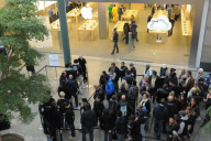 Riesiger Andrang vor dem Apple Store im Centro in Oberhausen zum Verkaufsstart des iPhone 4S