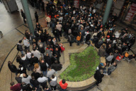 Riesiger Andrang vor dem Apple Store im Centro in Oberhausen zum Verkaufsstart des iPhone 4S