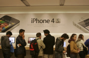 UK-LONDON-IPHONE 4S-SALE