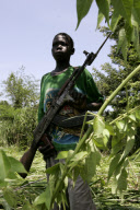 LES ENFANTS SOLDATS DU LRA, LE MOUVEMENT REBELLE ET CRUEL DE JOSEPH KONY EN OUGANDA, DANS LEUR CAMPEMENT A LA FRONTIERE SOUDANO CONGOLAISE