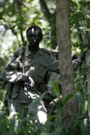 LES ENFANTS SOLDATS DU LRA, LE MOUVEMENT REBELLE ET CRUEL DE JOSEPH KONY EN OUGANDA, DANS LEUR CAMPEMENT A LA FRONTIERE SOUDANO CONGOLAISE