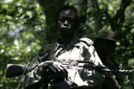 LES ENFANTS SOLDATS DU LRA, LE MOUVEMENT REBELLE ET CRUEL DE JOSEPH KONY EN OUGANDA, DANS LEUR CAMPEMENT A LA FRONTIERE SOUDANO CONGOLAISE