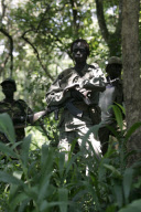 LES ENFANTS SOLDATS DU LRA, LE MOUVEMENT REBELLE ET CRUEL DE JOSEPH KONY EN OUGANDA, DANS LEUR CAMPEMENT A LA FRONTIERE SOUDANO CONGOLAISE